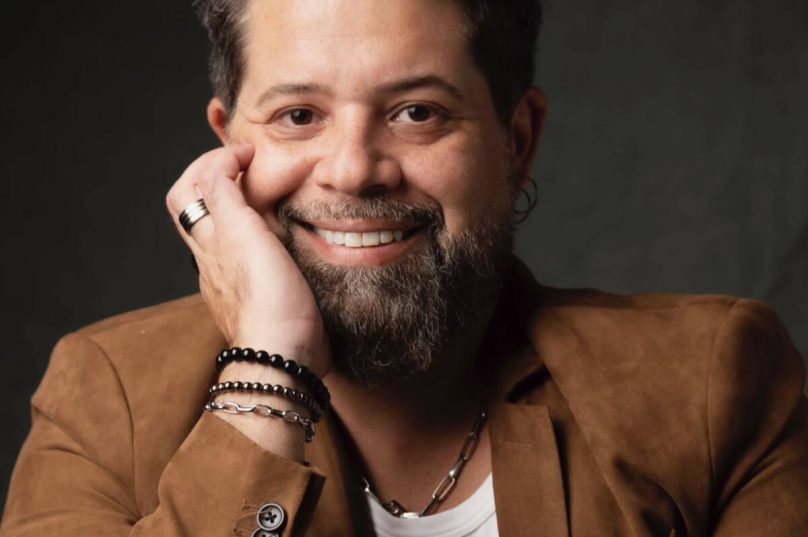 Rafa Beauté é cabeleireiro e colorista com mais de 20 anos de experiência e especialização pela Wella Professionals em coloração e tratamentos capilares / foto divulgação Werner Búzios