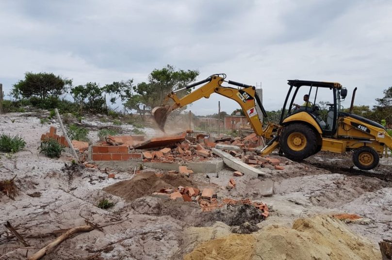Construções irregulares em área de preservação são demolidas em operação do Inea em Arraial do Cabo, no RJ. Foto: Divulgação/Inea