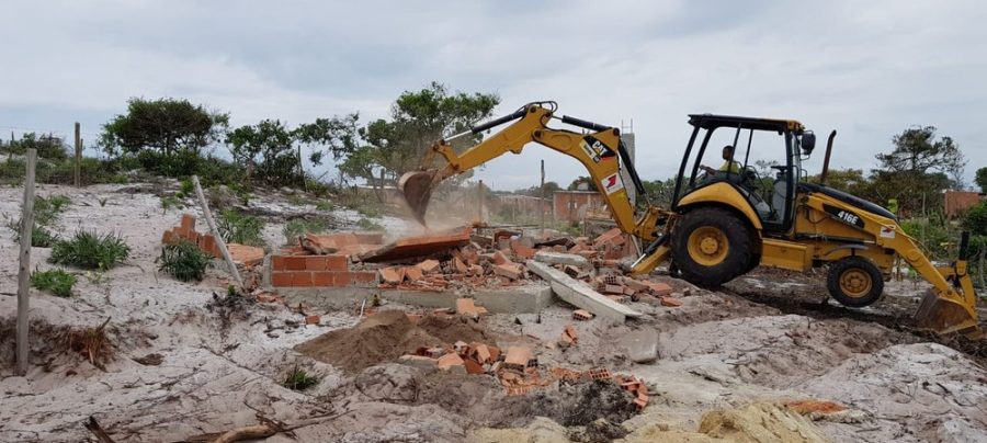 Construções irregulares em área de preservação são demolidas em operação do Inea em Arraial do Cabo, no RJ. Foto: Divulgação/Inea