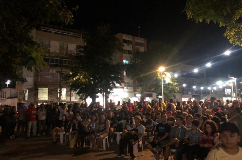 Aula ao ar livre é dada aos manifestantes na Praça Porto Rocha, em Cabo Frio.. Foto: Carol Werkhaizer