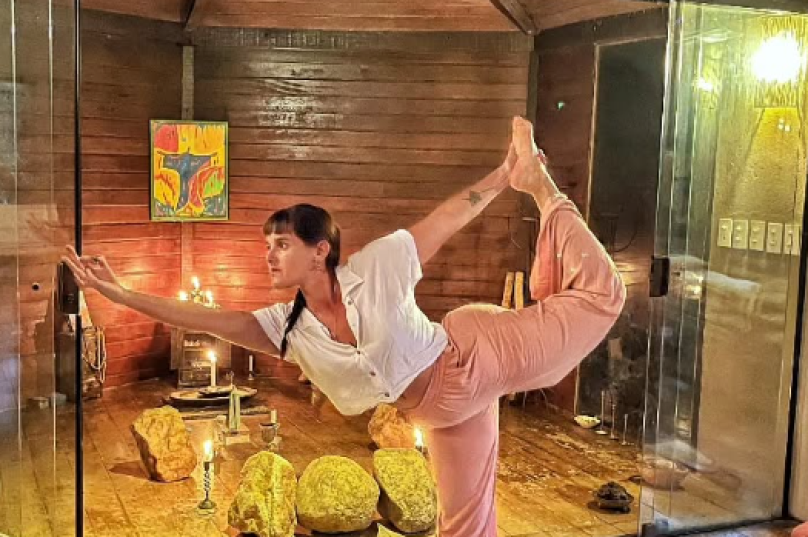 Aulas gratuitas de yoga ao pôr do sol voltam ao píer de Manguinhos em Búzios na quarta (9), às 16h30 / foto reprodução do Instagram