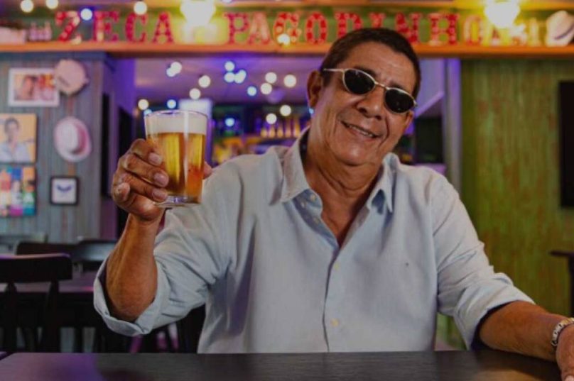 Zeca Pagodinho brindando bons momentos no Bar do Zeca. Crédito: Vitor Faria/Divulgação
